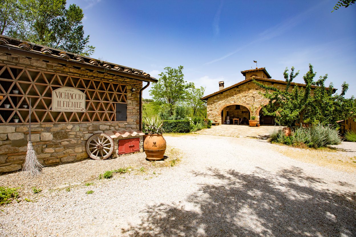 Il Fienile del Vichiaccio visto dall'esterno, tra i vigneti del Chianti